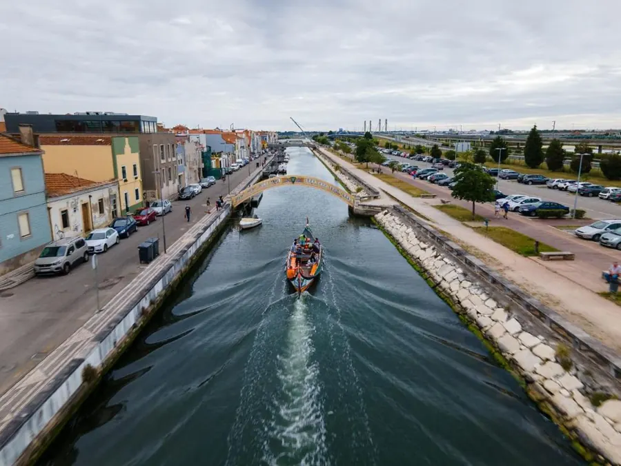 Barcos Moliceiros tradicionais nos canais de Aveiro ao pôr do sol